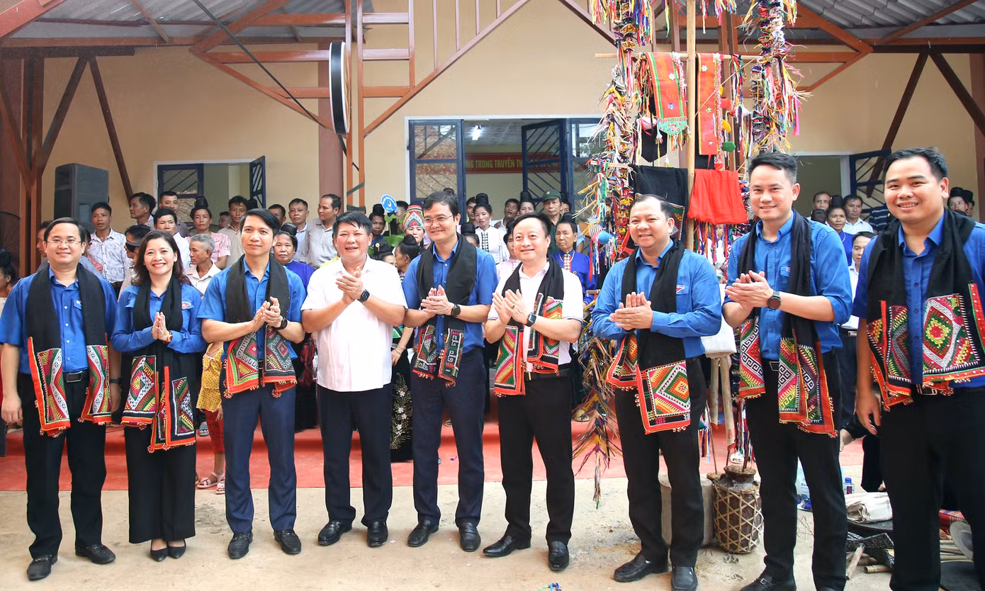 Các đại biểu và người dân trong ngày hội khánh thành Nhà Văn hóa cộng đồng dân tộc La Ha tại Bản Hiên. Ảnh: Lâm Đăng Hải