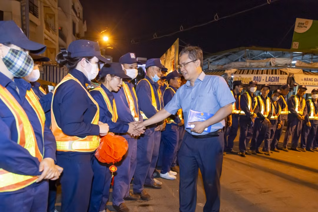 Bên cạnh không khí đón xuân sôi động, vẫn có những người làm việc xuyên Tết góp phần cho thành phố xanh sạch đẹp, an lành. Nhằm động viên những công nhân vệ sinh môi trường làm việc đêm giao thừa, ông Trần Hòa Nam - Phó Chủ tịch UBND tỉnh Khánh Hòa, đã đến thăm, động viên và tặng quà cho các công nhân vệ sinh môi trường đang thực hiện công việc tại khu vực chợ Xóm Mới (TP Nha Trang). Bên cạnh không khí đón xuân sôi động, vẫn có những người làm việc xuyên Tết góp phần cho thành phố xanh sạch đẹp, an lành. Nhằm động viên những công nhân vệ sinh môi trường làm việc đêm giao thừa, ông Trần Hòa Nam - Phó Chủ tịch UBND tỉnh Khánh Hòa, đã đến thăm, động viên và tặng quà cho các công nhân vệ sinh môi trường đang thực hiện công việc tại khu vực chợ Xóm Mới (TP Nha Trang).