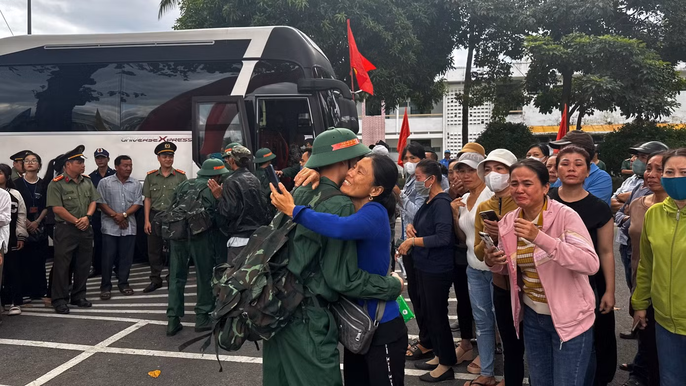 Nhiều người không giấu được xúc động, rưng rưng nước mắt trước giờ con, em lên đường nhận nhiệm vụ.