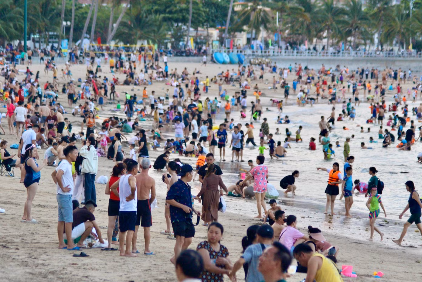 Thời tiết nắng nóng kỷ lục, nhiều du khách đã lựa chọn đến phố biển Nha Trang để du lịch, giải nhiệt trong làn nước mát. Thời tiết nắng nóng kỷ lục, nhiều du khách đã lựa chọn đến phố biển Nha Trang để du lịch, giải nhiệt trong làn nước mát.