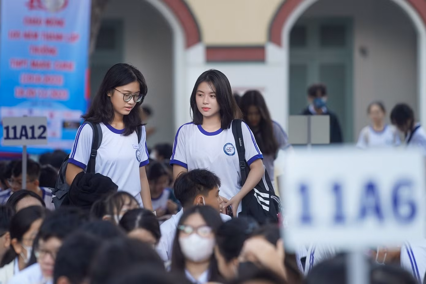 Teen THPT Marie Curie hào hứng đến tham dự lễ ra mắt từ sáng sớm. Teen THPT Marie Curie hào hứng đến tham dự lễ ra mắt từ sáng sớm.