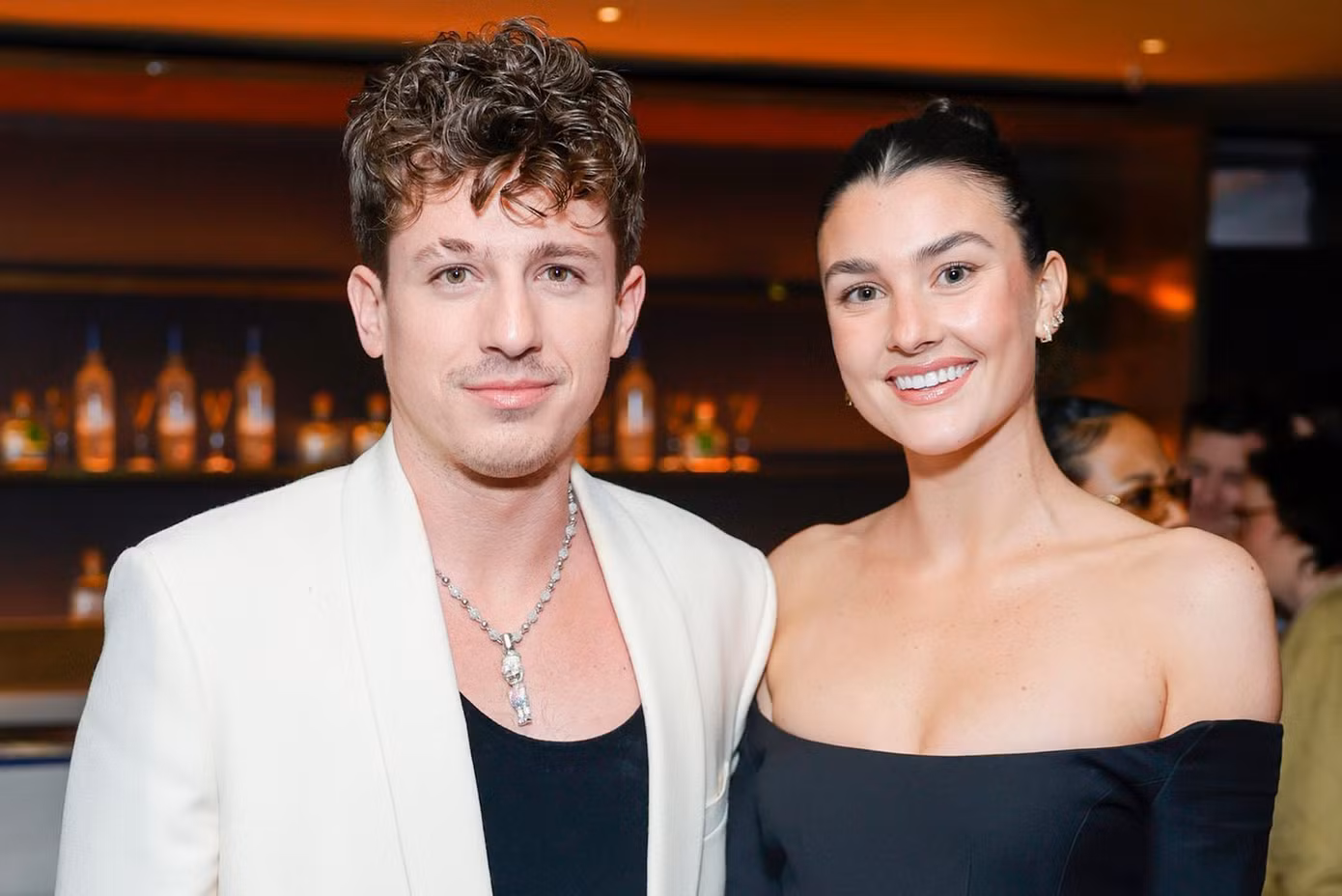 Charlie Puth và Brooke Sansone tại Pre-Grammy Gala 2023.