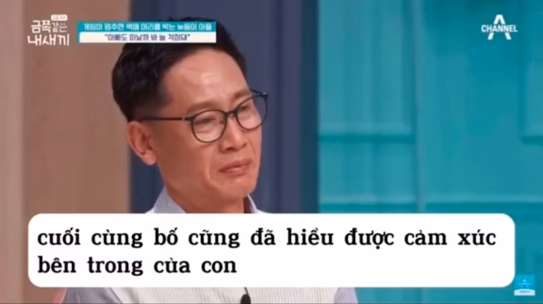 Người ba đang dõi theo cậu bé và những người chứng kiến câu chuyện đều rơi nước mắt. Người ba đang dõi theo cậu bé và những người chứng kiến câu chuyện đều rơi nước mắt.