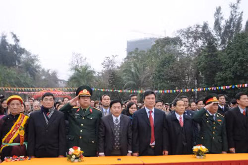 Sau đó là lễ chào cờ