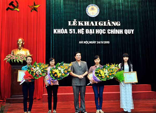 GS,TS Ngô Thế Chi, Giám đốc Học viện Tài chính trao phần thưởng cho sinh viên thủ khoa khóa 51. GS,TS Ngô Thế Chi, Giám đốc Học viện Tài chính trao phần thưởng cho sinh viên thủ khoa khóa 51