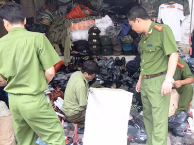 Công an Hà Nội kiểm tra, thu giữ quân trang tại các cửa hàng trên phố Lê Duẩn. Công an Hà Nội kiểm tra, thu giữ quân trang tại các cửa hàng trên phố Lê Duẩn
