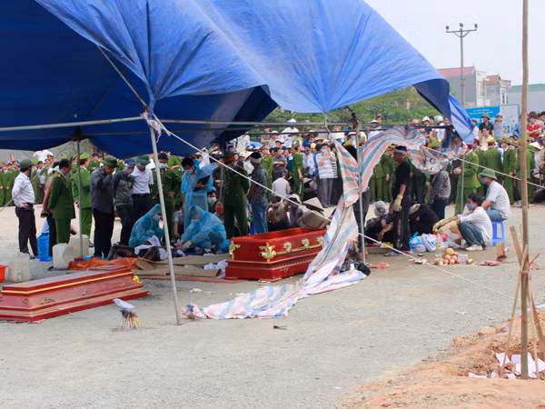 Chiều 18-3, đại diện Viện Khoa học Hình sự - Bộ Công an cùng Cục C45 và Công an tỉnh Vĩnh Phúc phối hợp mổ tử thi nạn nhân Tuấn Anh để điều tra, làm rõ nguyên nhân khiến nạn nhân này chết