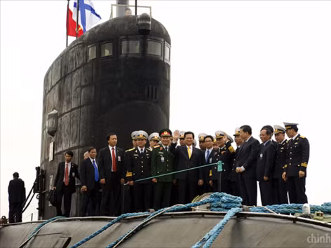 Thủ tướng Nguyễn Tấn Dũng thăm tàu ngầm Hà Nội và thủy thủ đoàn tại Kaliningrad nhân chuyến thăm Nga hồi tháng 5. Ảnh: Chinhphu.vn