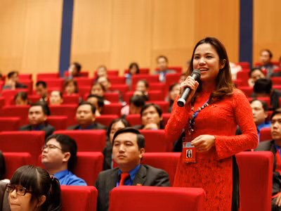 Đại biểu Nguyễn Thị Kim Dung đặt câu hỏi với Thủ tướng Ảnh: Hồng Vĩnh