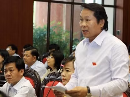 Ông Thân Đức Nam sinh năm 1958 tại huyện Điện Bàn, tỉnh Quảng Nam. Ông có bằng thạc sĩ quản trị kinh doanh. 