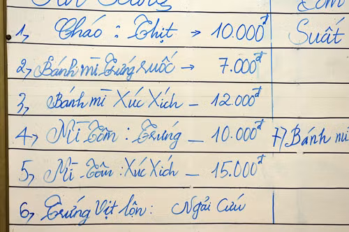 Thức ăn sáng - trưa - tối trong canteen cũng được bán giá hợp lý