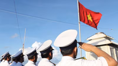 Chào cờ ở Trường Sa