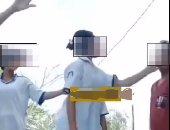 Bạn nữ (áo đỏ, đã nghỉ học) bị nhóm bạn học cũ đánh. Ảnh cắt từ clip. Bạn nữ (áo đỏ, đã nghỉ học) bị nhóm bạn học cũ đánh. Ảnh cắt từ clip.