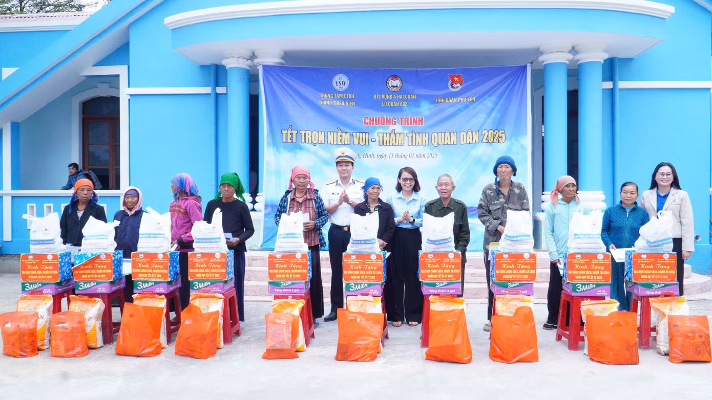 Những phần quà ý nghĩa được gửi tới tay người dân Phú Yên. Những phần quà ý nghĩa được gửi tới tay người dân Phú Yên.