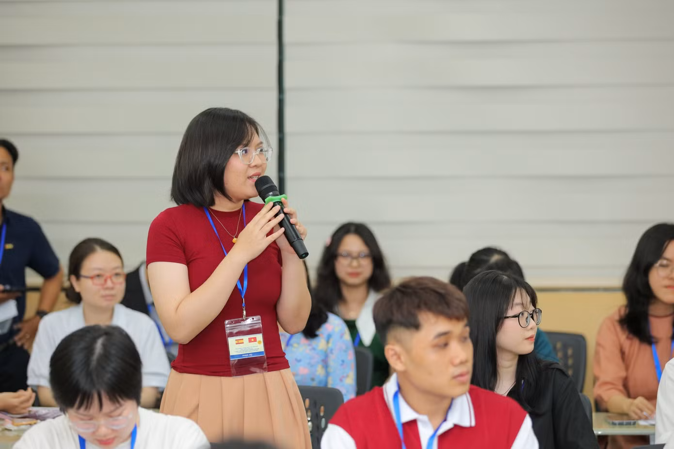 Sinh viên trường ĐH KHXH&NV, ĐHQG TP. HCM đặt câu hỏi trong buổi giao lưu. (Ảnh: UHSH) Sinh viên trường ĐH KHXH&NV, ĐHQG TP. HCM đặt câu hỏi trong buổi giao lưu. (Ảnh: UHSH)