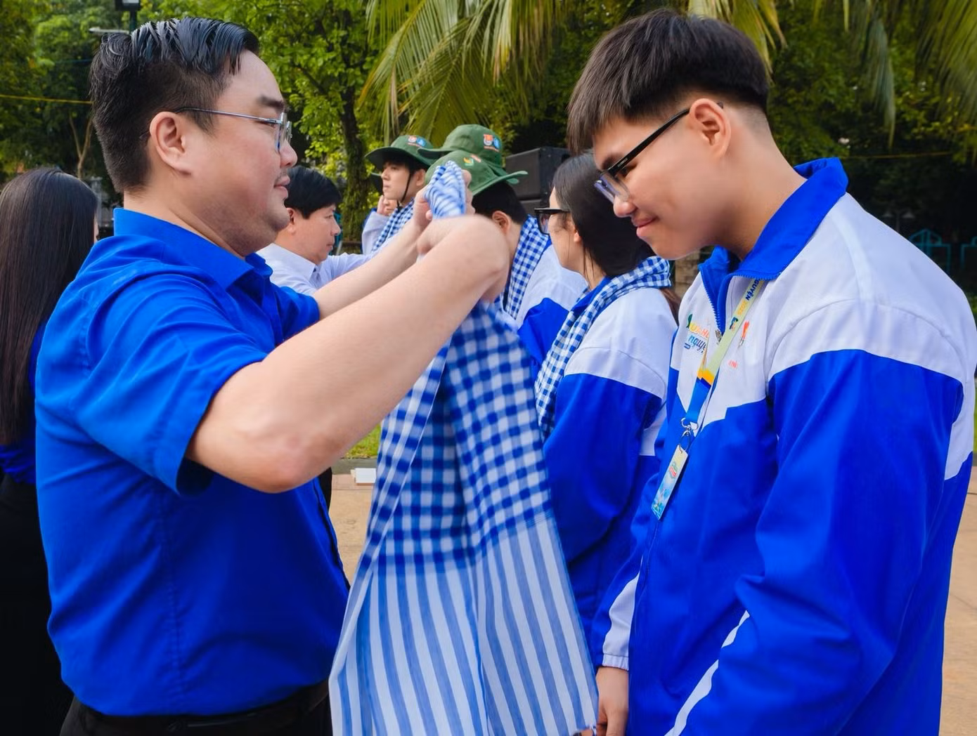 Anh Ngô Minh Hải - Bí thư Thành Đoàn, Chủ tịch Hội LHTN TP. HCM trao khăn cho các chiến sĩ tình nguyện. (Ảnh: TLTĐ)