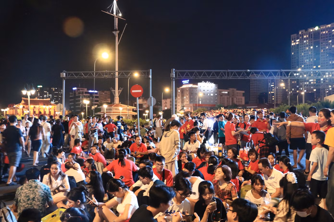 Công viên Bến Bạch Đằng (Q.1) lúc 1h00 ngày 30/4 tập trung rất đông các bạn trẻ.