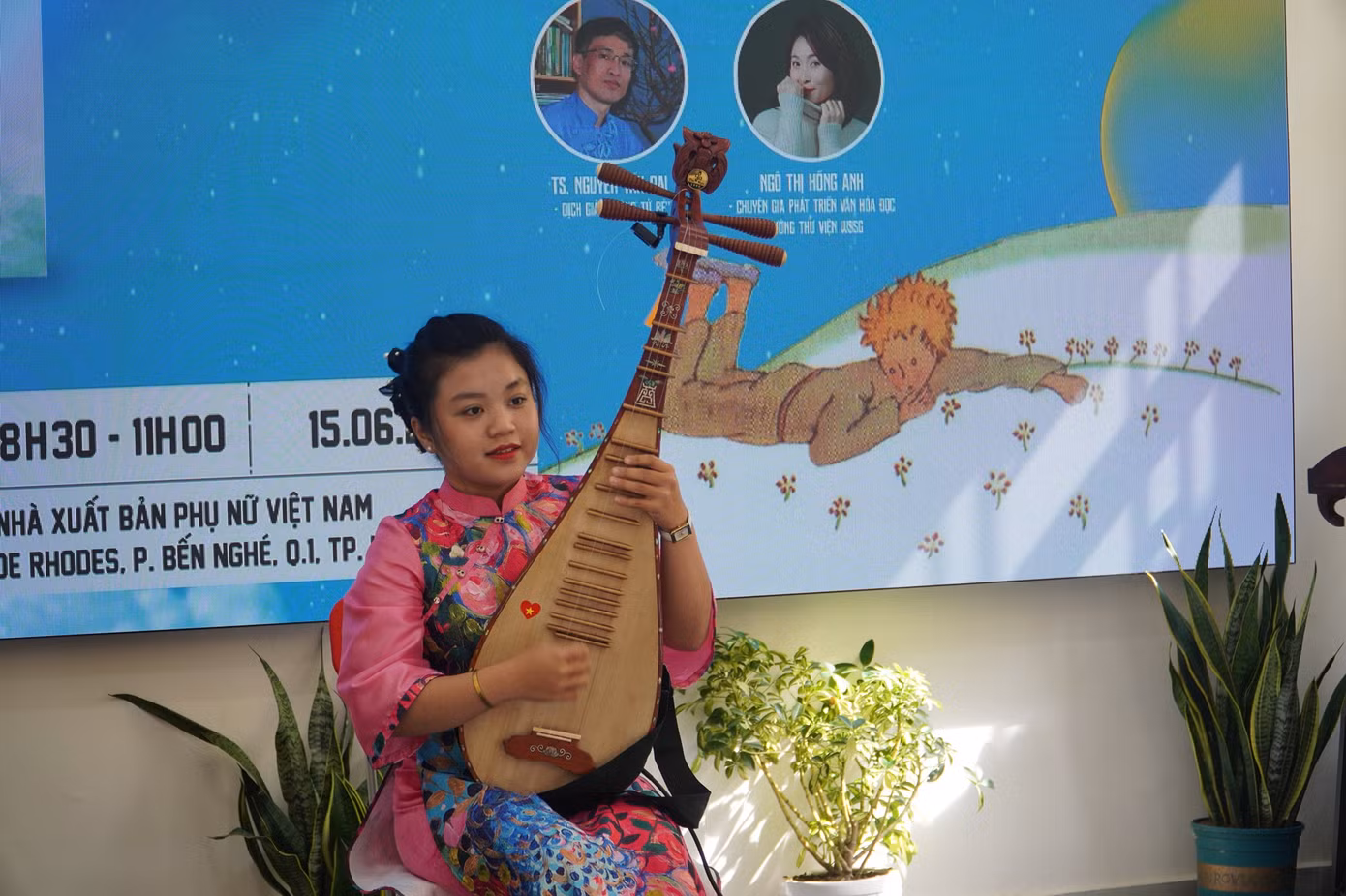 Tuệ Minh biểu diễn nhạc cụ dân tộc ở nhiều sân khấu khác nhau.