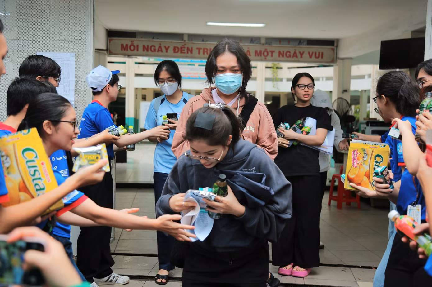 Các thí sinh tự do hoàn thành môn thi cuối cùng của kỳ thi THPT 2025. (Ảnh Tiến Long)