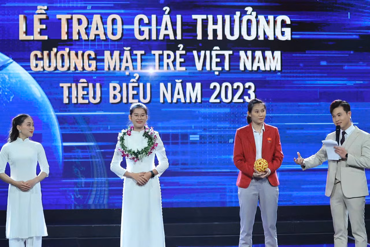 Trần Thị Ngọc Yến (áo đỏ) là một trong 9 'Gương mặt trẻ triển vọng Việt Nam' năm 2023. (Ảnh NVCC)