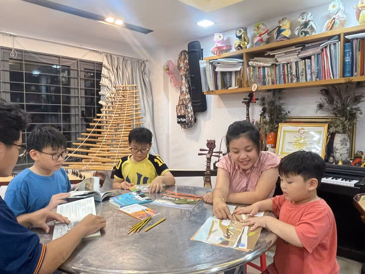 Tuệ Minh mở câu lạc bộ đọc sách miễn phí tại nhà cho các bạn nhỏ. (Ảnh: NVCC)