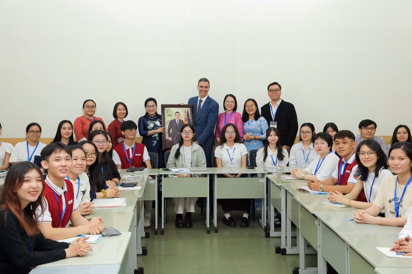 Lãnh đạo nhà trường tặng tranh cho Thủ tướng Vương quốc Tây Ban Nha. (UHSH) Lãnh đạo nhà trường tặng tranh cho Thủ tướng Vương quốc Tây Ban Nha. (UHSH)