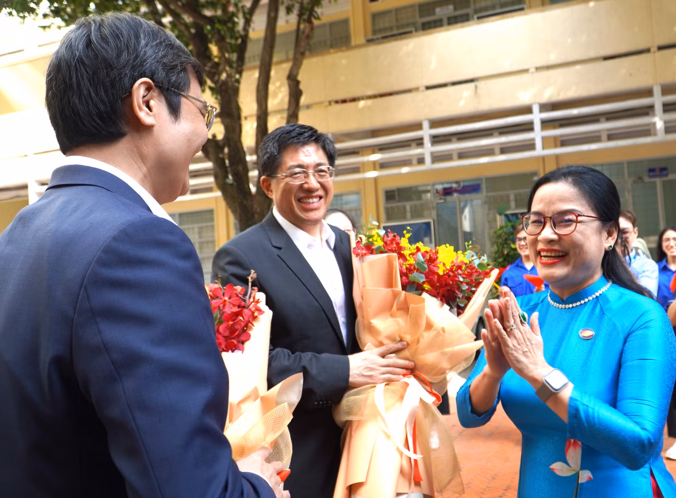 GS. TS Ngô Thị Phương Lan tặng hoa anh A Đông – Bí thư thứ nhất Ban Bí thư T.Ư Đoàn TNCS Trung Quốc (giữa) và anh Bùi Quang Huy – Ủy viên dự khuyết T.Ư Đảng, Bí thư thứ nhất T.Ư Đoàn.