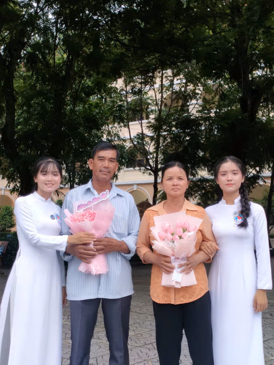Gia đình luôn đóng vai trò đặc biệt quan trọng đối với Hồng Ngọc (ngoài cùng, bên trái).