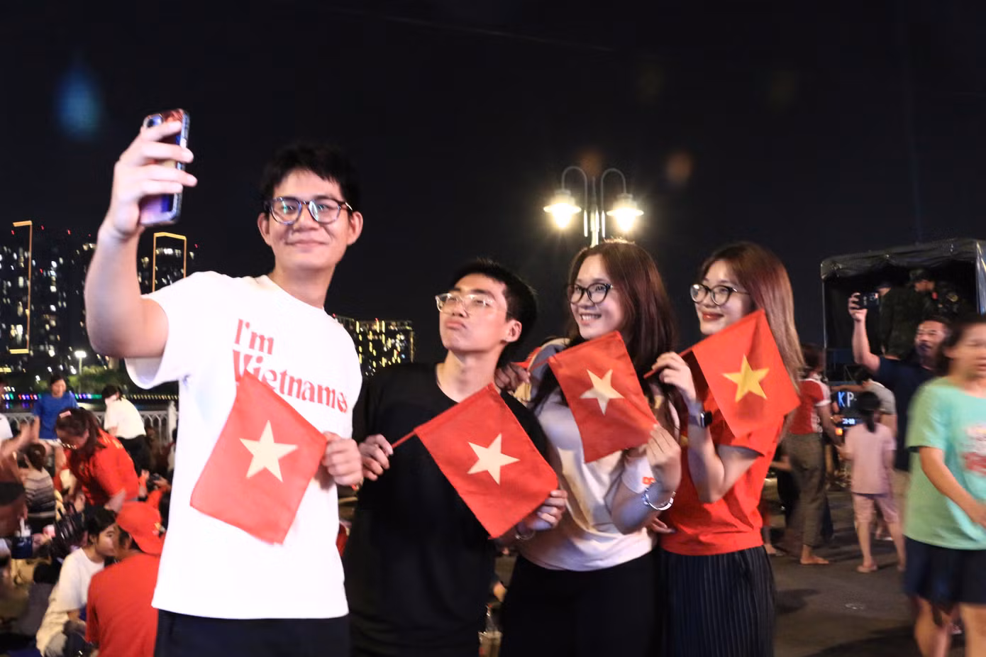 Quang Vinh (trường ĐH Văn Lang) cùng nhóm bạn của mình chờ xem bắn pháo tại khu vực Công viên Bến Bạch Đằng (Q. 1).