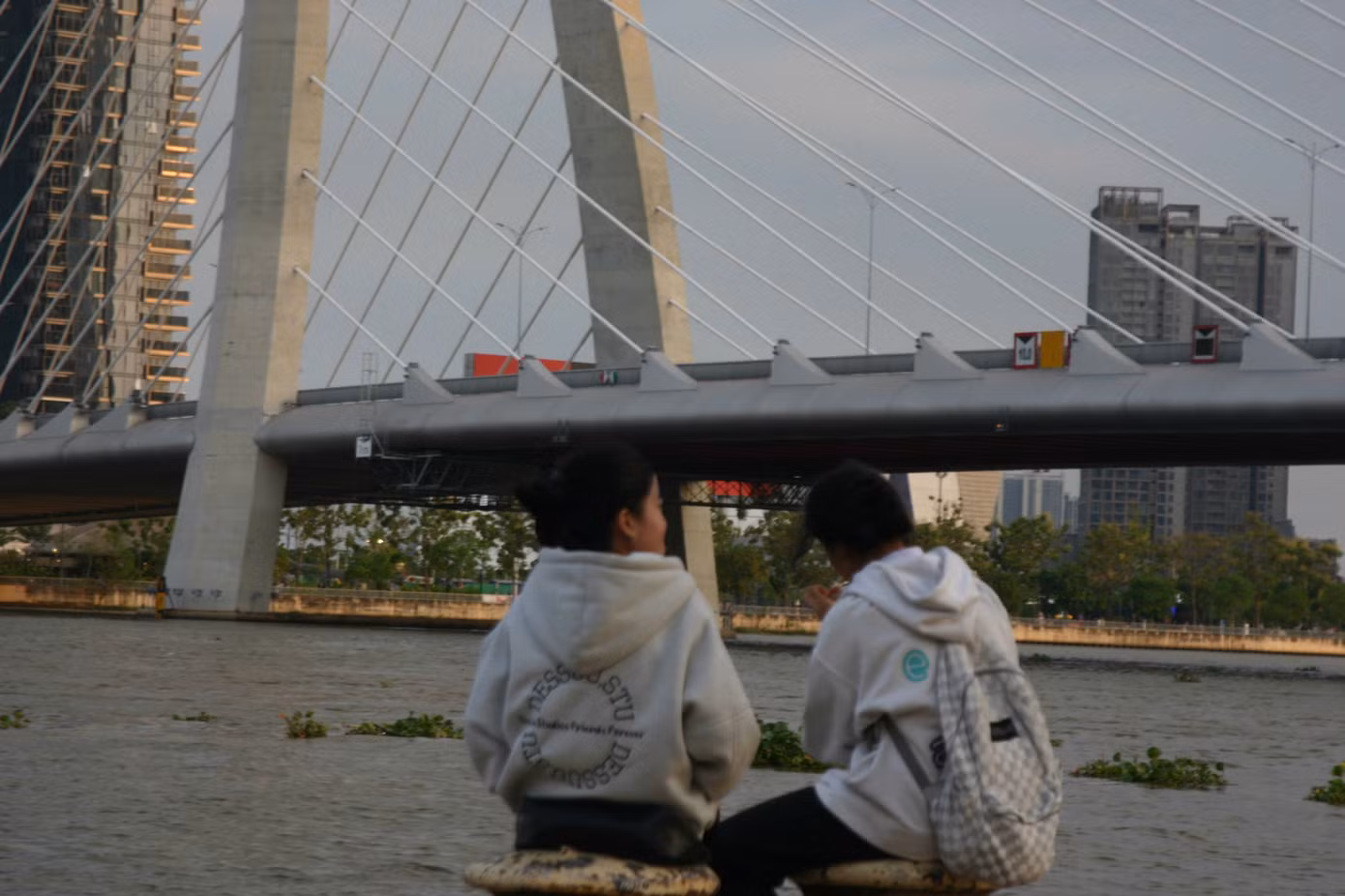 Ga Ba Son nổi bật với view sông Sài Gòn với cây cầu dây văng Ba Son ấn tượng.