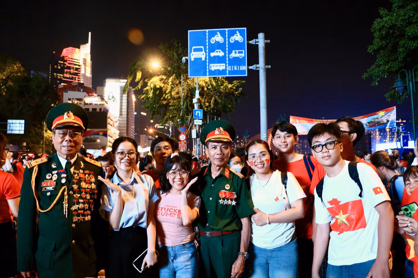Các bạn trẻ tranh thủ chụp hình với các cựu chiến binh.