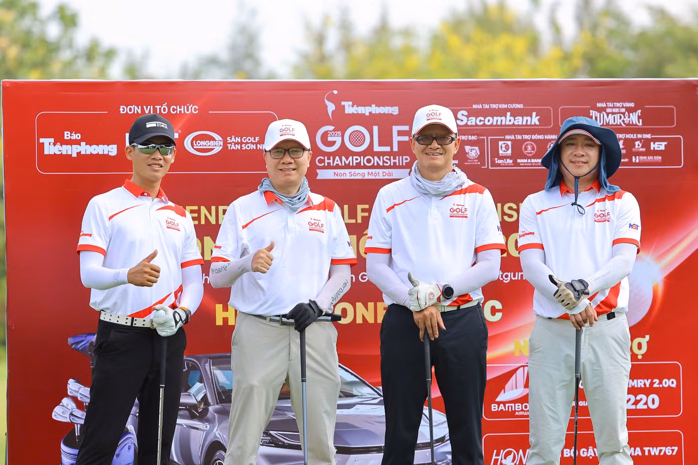 Các golfer hào hứng tham gia giải đấu. Các golfer hào hứng tham gia giải đấu.
