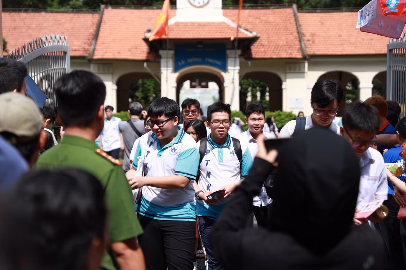 Khép lại kỳ thi, mở ra thanh xuân mới. Mỗi bước chân rời phòng thi là một khởi đầu cho hành trình ước mơ. (Ảnh Hà Thương)