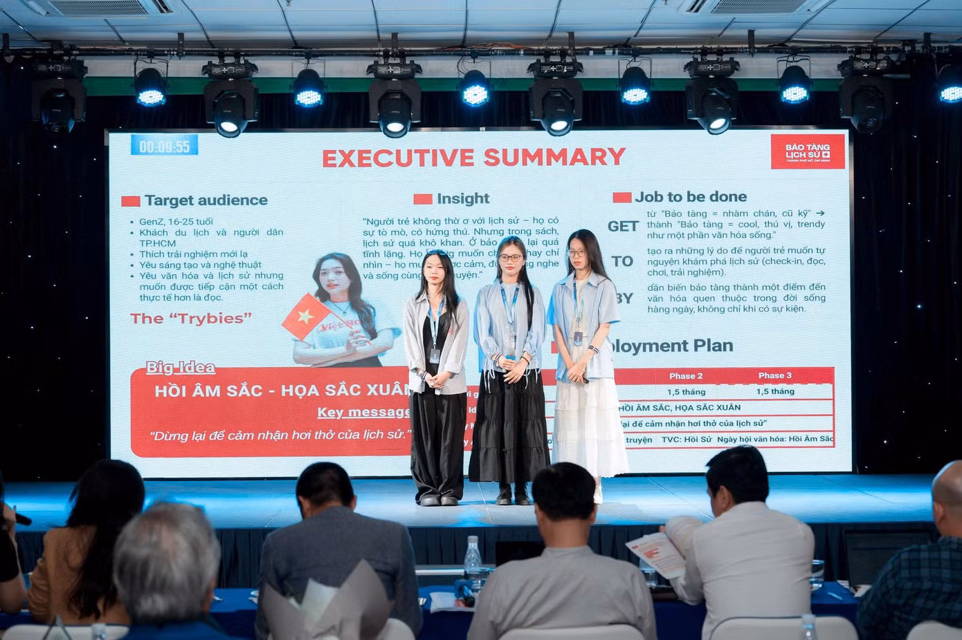Nhóm trình bày dự án tại cuộc thi.