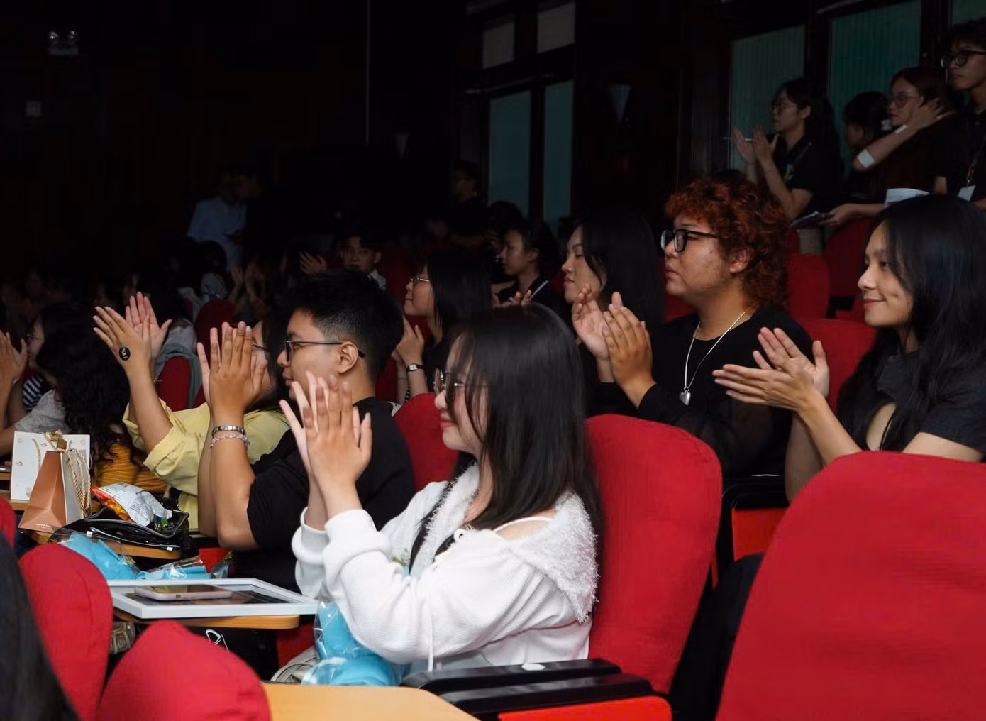 Tác phẩm Tạm lánh chạm đến trái tim khán giả tại đêm Chung kết – Trao giải Liên hoan phim sinh viên Nhân Văn, năm 2025. Tác phẩm Tạm lánh chạm đến trái tim khán giả tại đêm Chung kết – Trao giải Liên hoan phim sinh viên Nhân Văn, năm 2025.