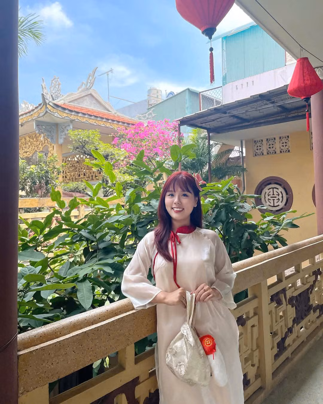 Nhiều bạn trẻ lựa chọn áo dài truyền thống, trang phục kín đáo, nhã nhặn khi đến chùa. Đây không chỉ thể hiện sự tôn trọng nơi linh thiêng mà còn giúp tạo nên những khoảnh khắc đẹp trong ngày đầu năm.
