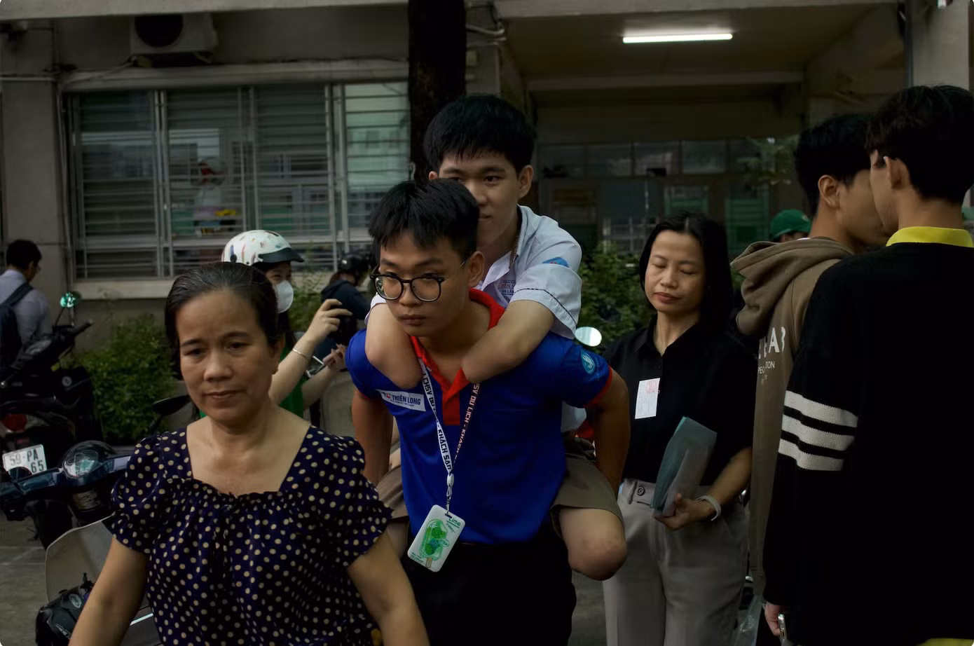 Ảnh 5: Phát cõng thí sinh vào phòng thi. (Ảnh: Hồng Nhung)