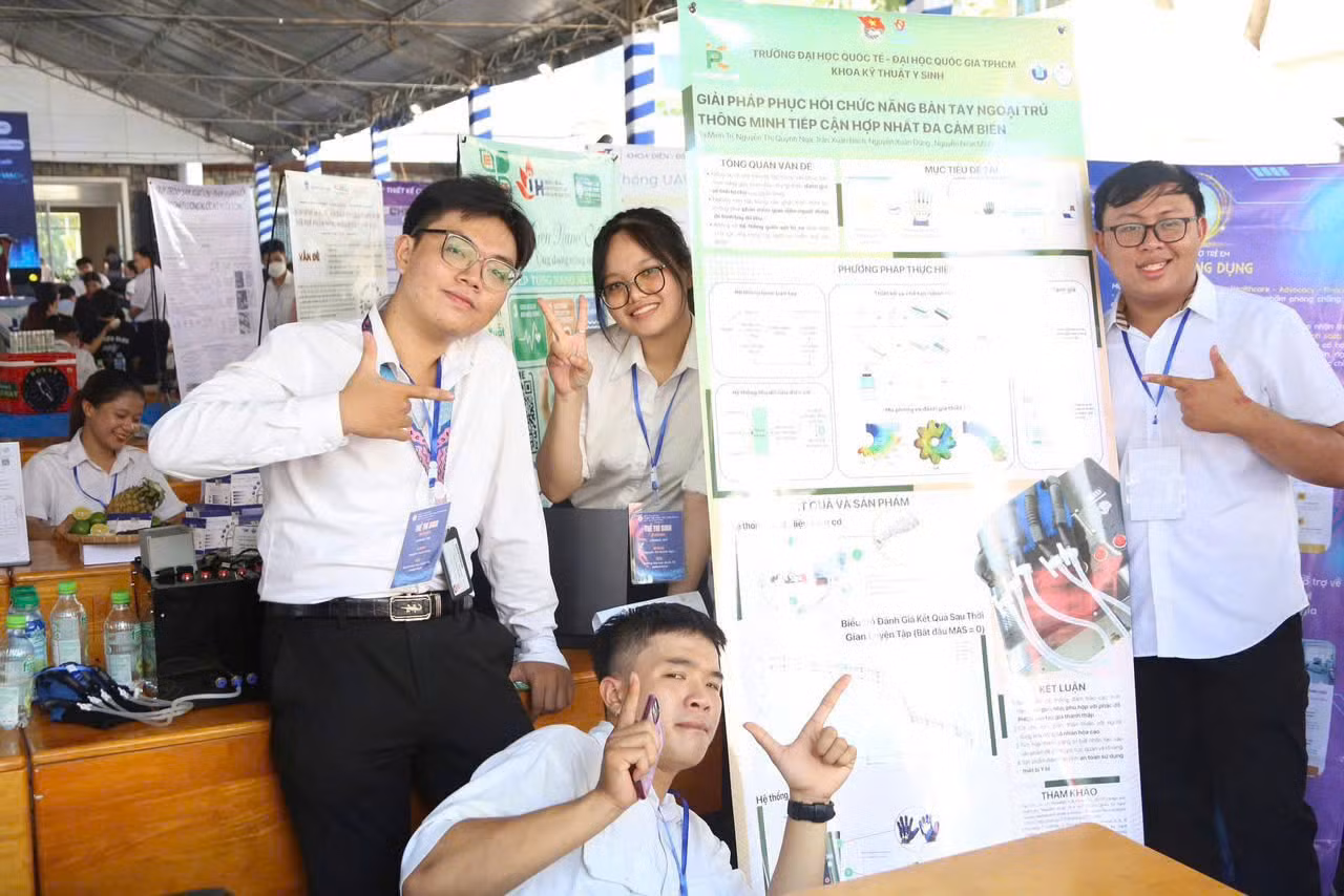Nhóm sinh viên thực hiện dự án.