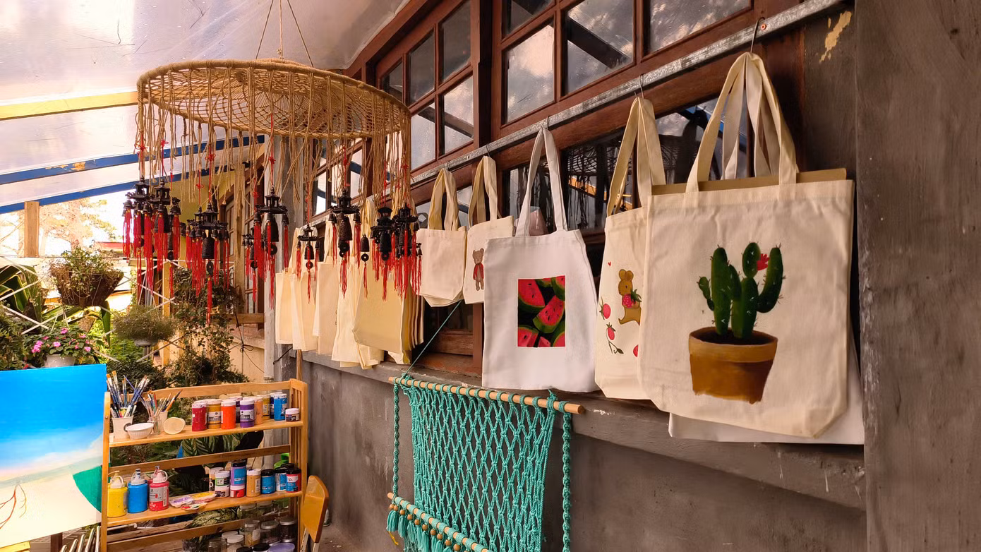 Một số sản phẩm handmade được trang trí tại quán.
