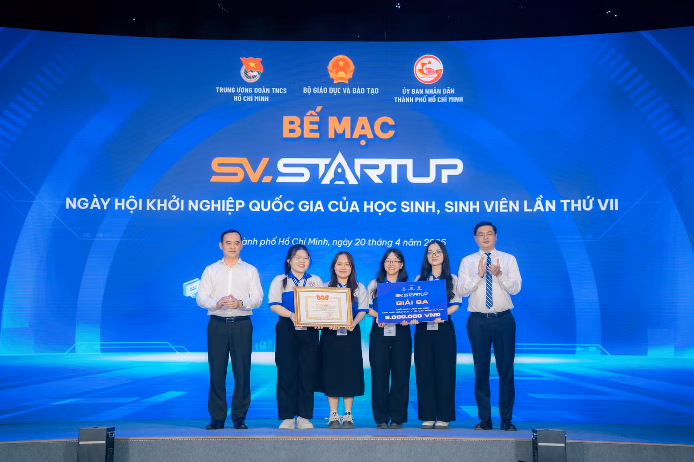 Ban Tổ chức trao cho các dự án đoạt giải Bảng Sinh viên tại cuộc thi. (Ảnh: UTE)
