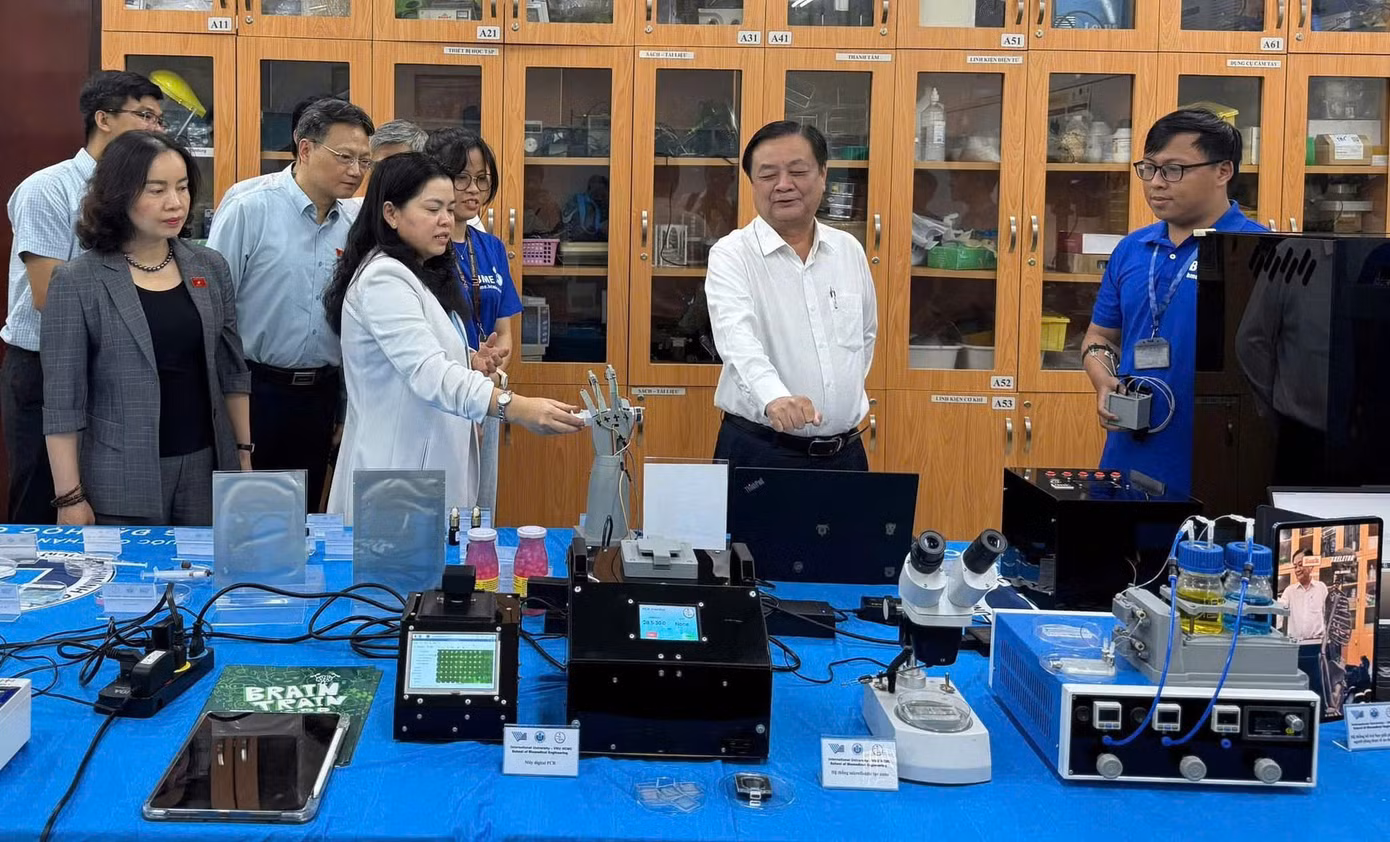 Nhóm hiện đang hoàn thiện hồ sơ sáng chế, chứng nhận y tế và tìm kiếm đối tác để thương mại hóa sản phẩm trong thời gian tới.