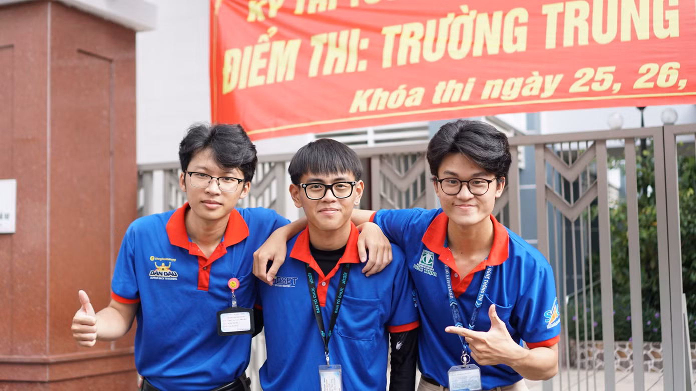 Nhóm tình nguyện viên ở điểm trường THCS Trần Huy Liệu đã hỗ trợ Trâm vào phòng thi (Lần lượt từ trái qua: Gia Khánh, Hoàng Anh, Thái Sơn). (Ảnh: Khánh Linh)