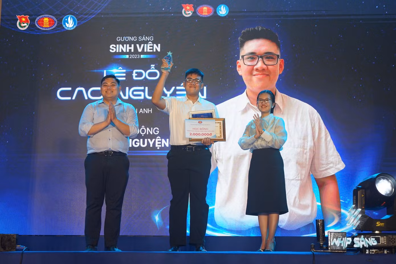 Cao Nguyên được tuyên dương và nhận bằng khen từ Đoàn trường.
