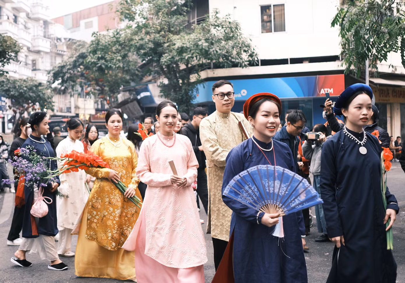 Bạn trẻ thích thú tham gia Ngày hội 'Bách Hoa Bộ Hành' 2024.