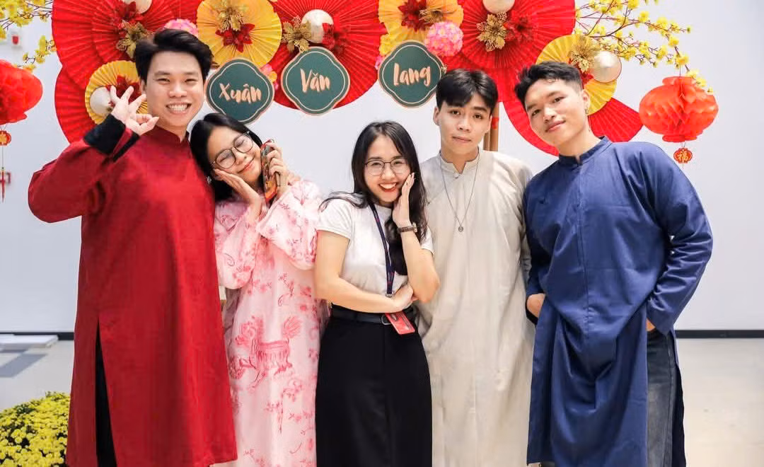 Sinh viên trường ĐH Văn Lang TP. HCM “thả dáng” tại góc chụp ảnh Tết tại trường.