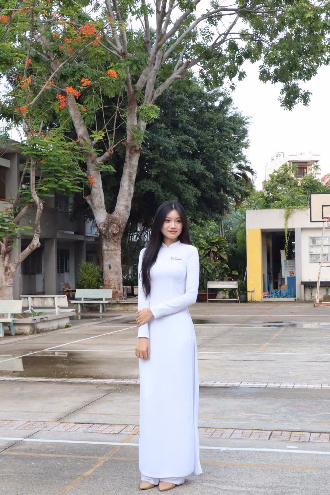 Bảo Trân nổi bật với chiều cao của mình.
