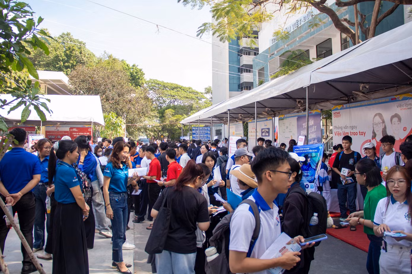 Rất đông bạn trẻ đến ngày hội tìm cơ hội việc làm. Rất đông bạn trẻ đến ngày hội tìm cơ hội việc làm.