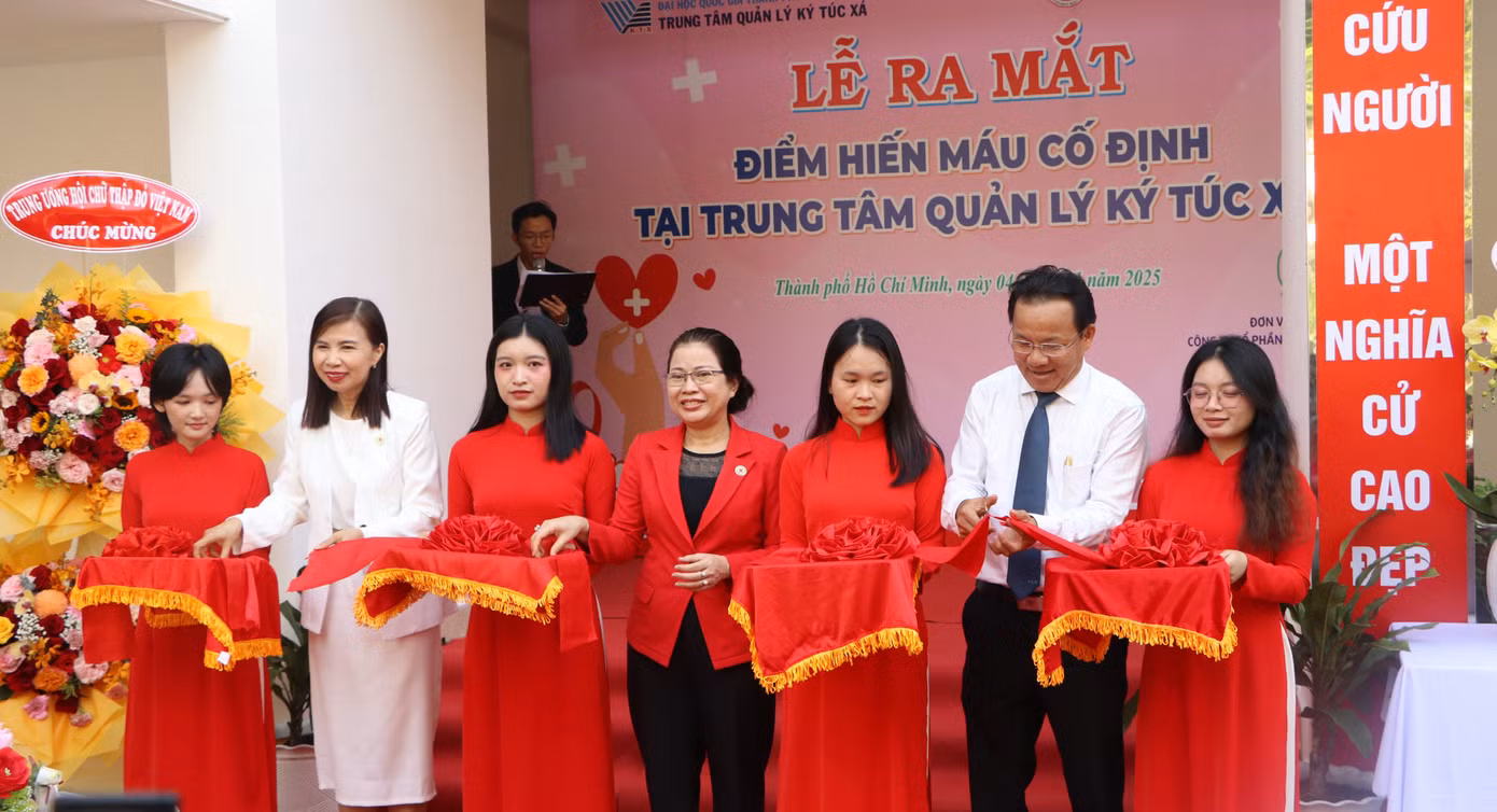 Các đại biểu cắt băng khánh thành Điểm hiến máu cố định.