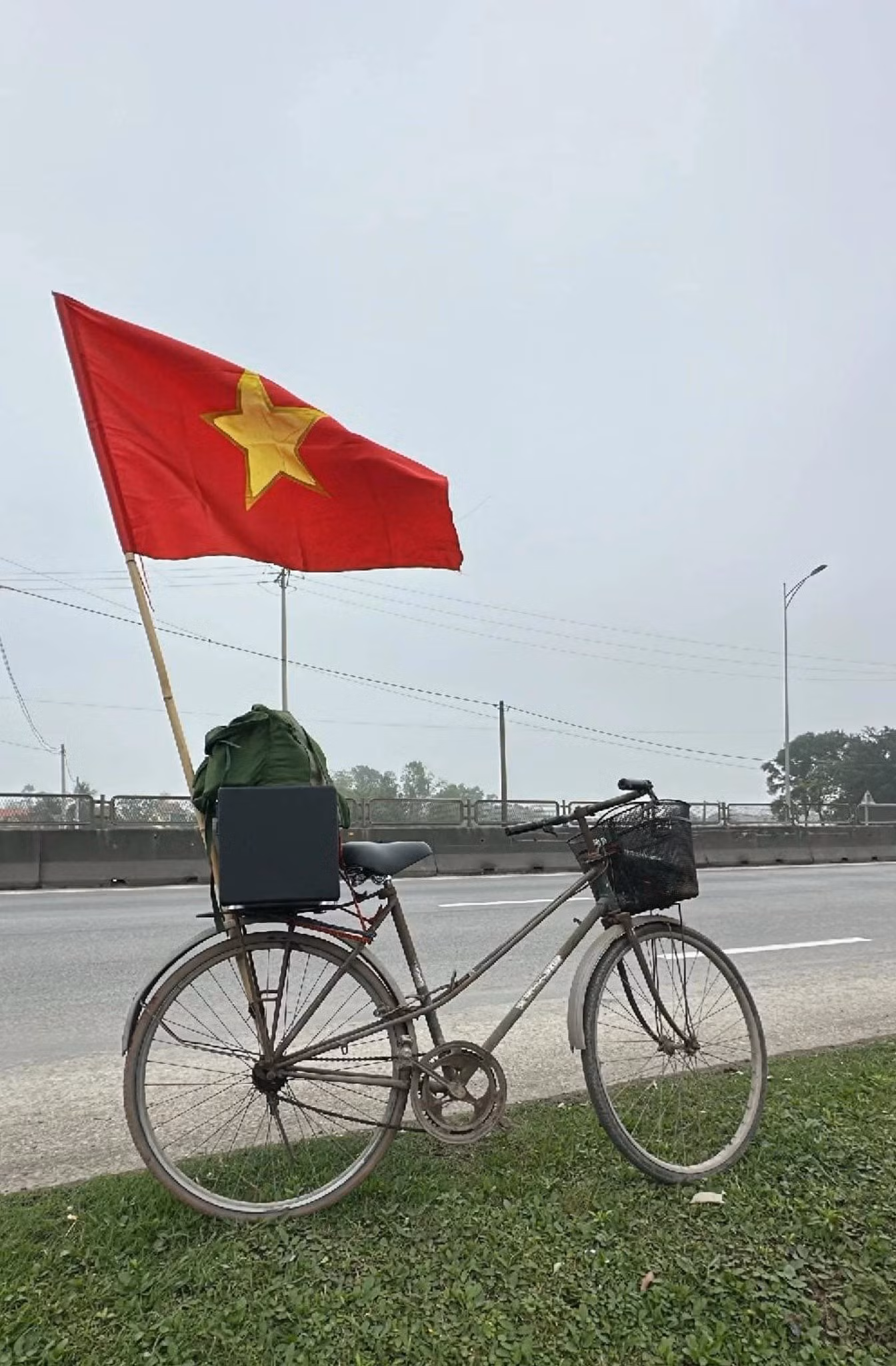 Hành trang của Hà là một chiếc balo và lá cờ Tổ quốc cùng chiếc xe đạp Thống Nhất của ông ngoại. Hành trang của Hà là một chiếc balo và lá cờ Tổ quốc cùng chiếc xe đạp Thống Nhất của ông ngoại.