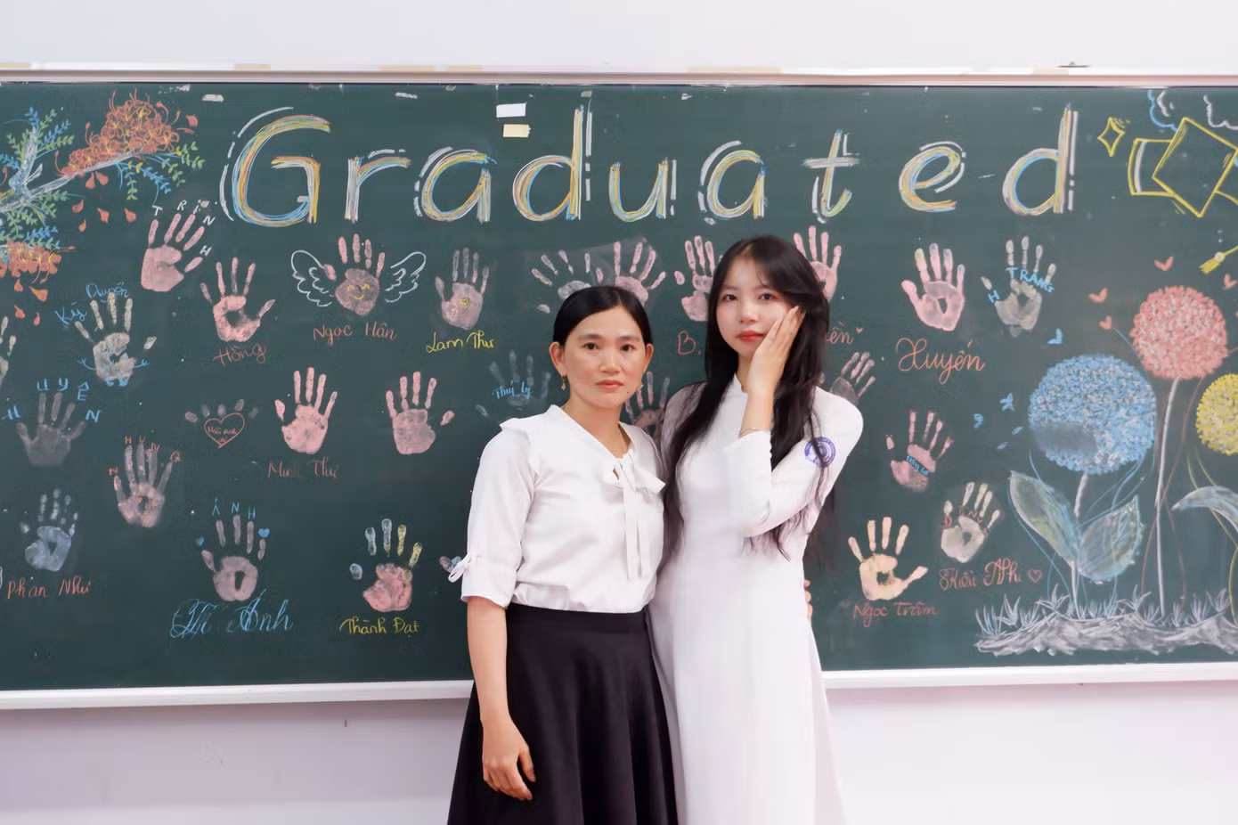 Kiều Nhi chụp với mẹ của mình.